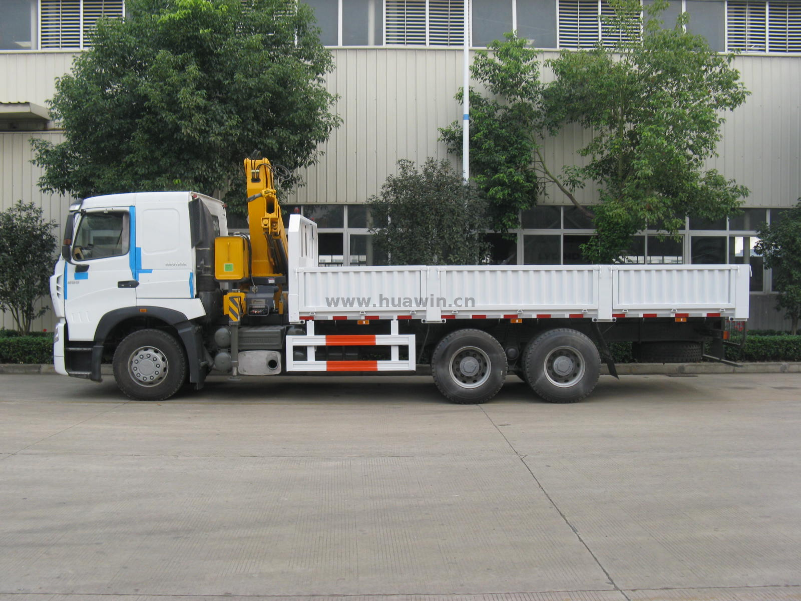 Caminhão guindaste SINOTRUK A7 6x4 - lança articulada de 10Ton XCMG