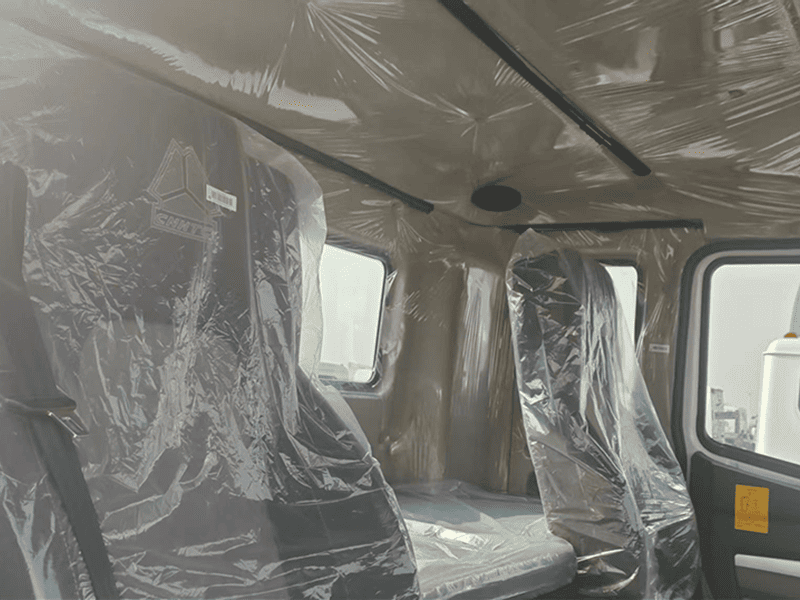 Interior do trator Howo NX