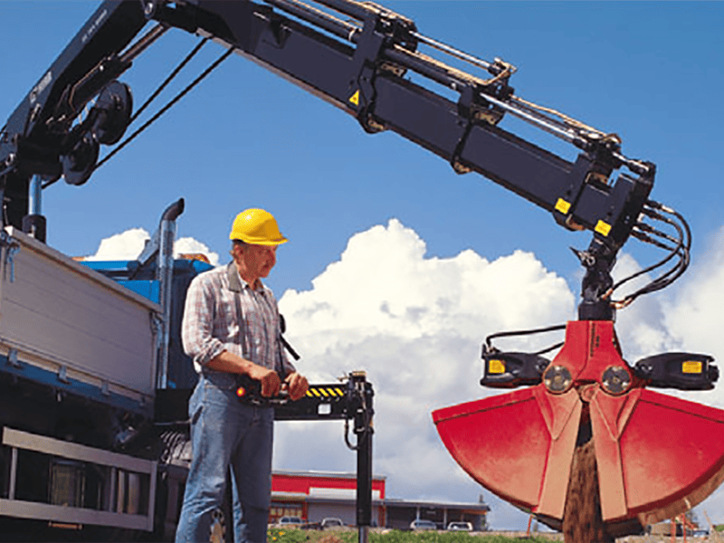 Caminhão guindaste HOWO 6X4 com guindaste de braço dobrado 8T-6