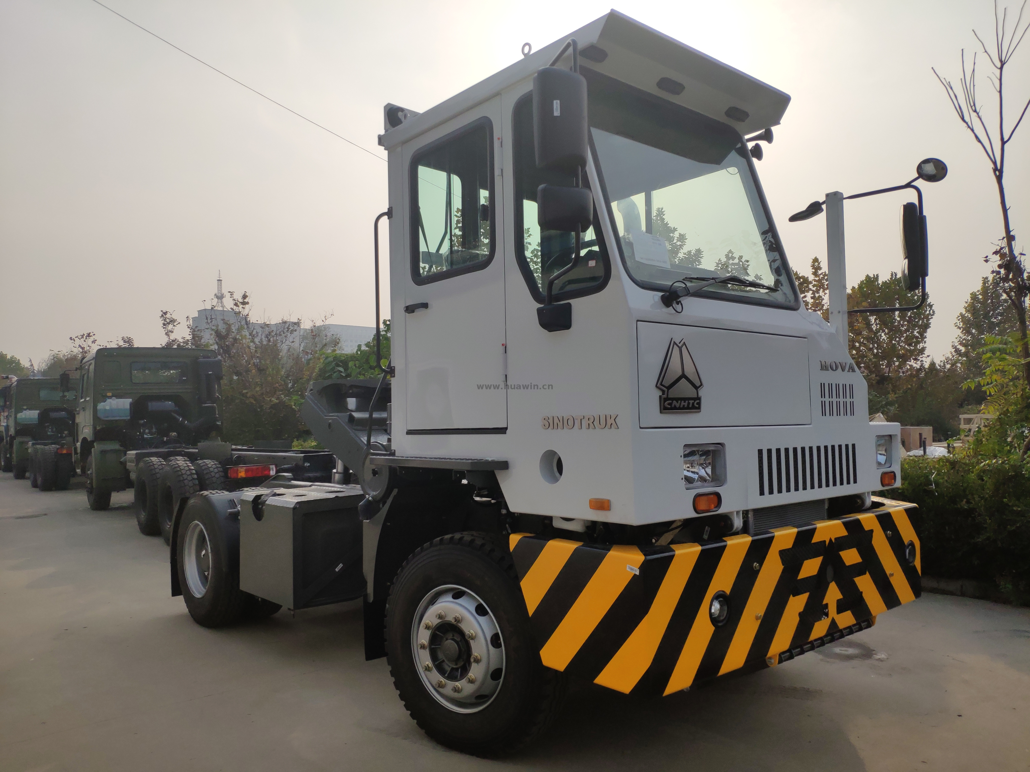 Caminhão trator terminal SINOTRUK HOVA 266HP 6×4