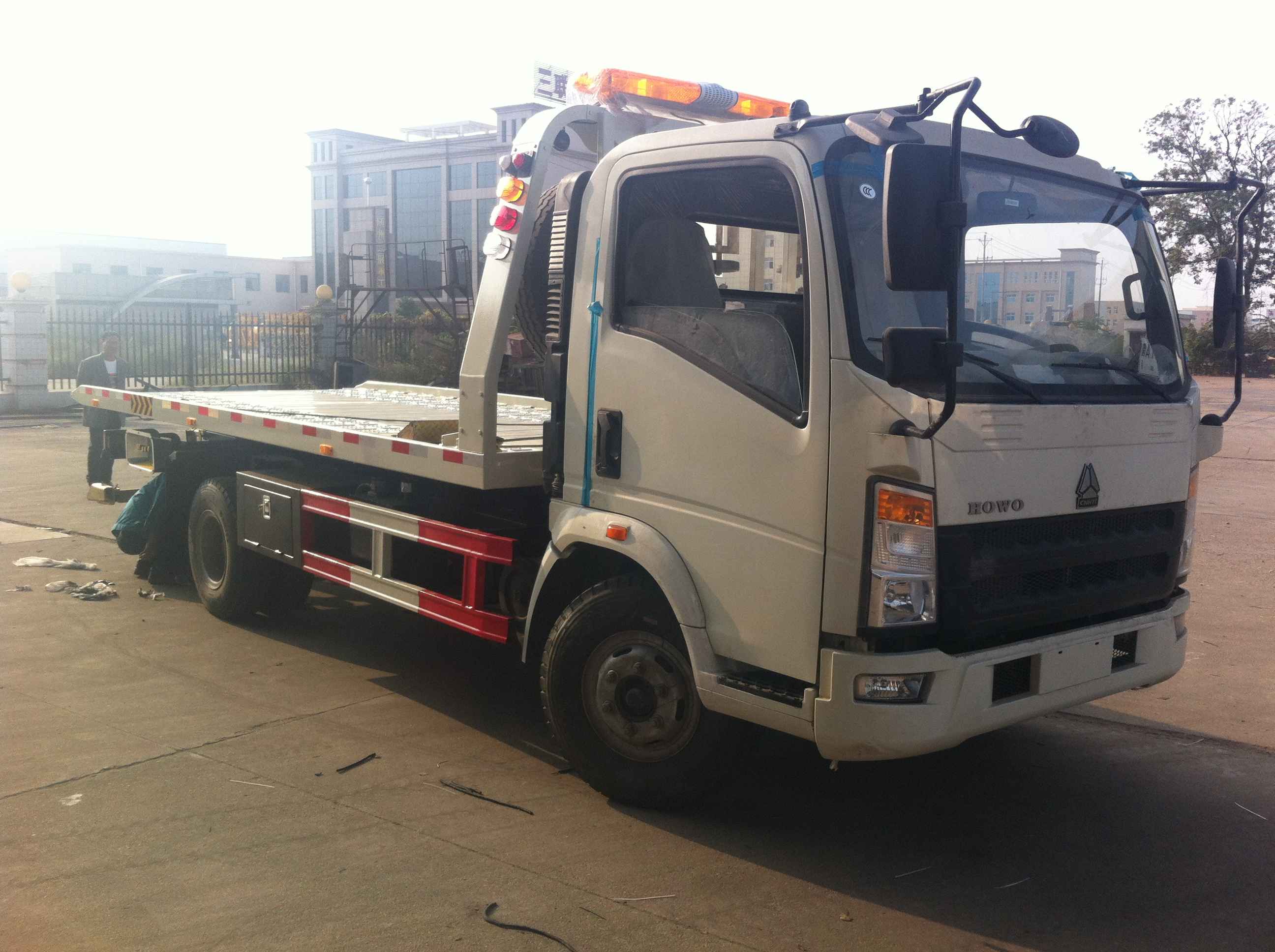 Caminhão destruidor de transporte de máquinas SINOTRUK HOWO