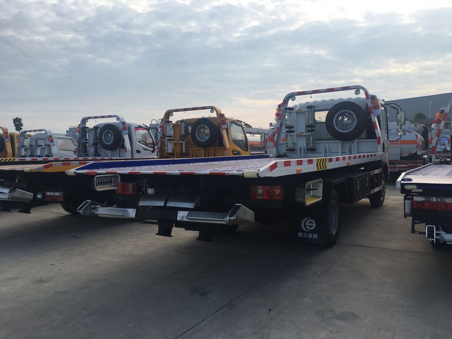 Caminhão destruidor de autocarregador de transporte de máquinas SINOTRUK HOWO