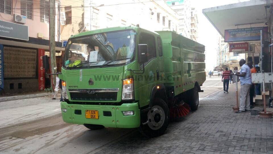 SINOTRUK HOWO 4x2 varredora de estrada e caminhão de lavagem-6CBM