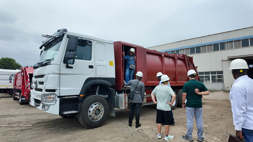 Os clientes camaroneses visitam a Hubei Huawin Special Vehicle Co., Ltd-3