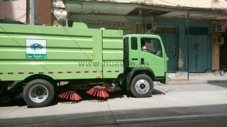 SINOTRUK HOWO 4x2 varredora de estrada e caminhão de lavagem-6CBM