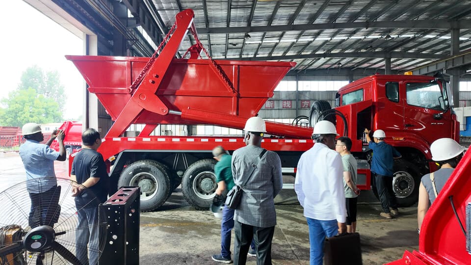 Clientes Camarões visitam Hubei Huawin Special Vehicle Co., Ltd-4
