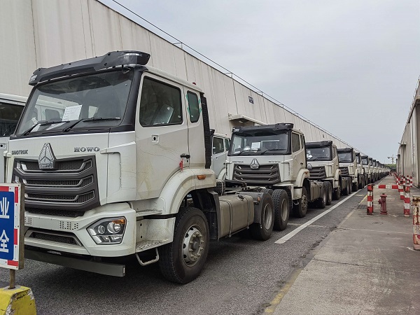 72 unidades HOWO NX Tractor Truck + 40FT Flatbed Semi-reboque pronto para a Zâmbia