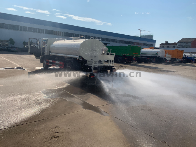 SINOTRUK HOWO caminhão tanque de água de 6 rodas 10.000 litros