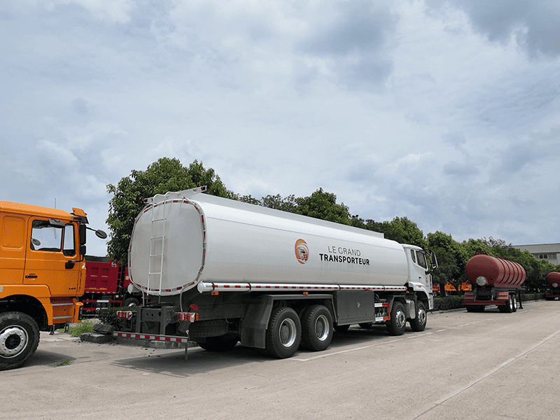 SINOTRUK HOWO NX 8X4 TABILHO DE FUEL
