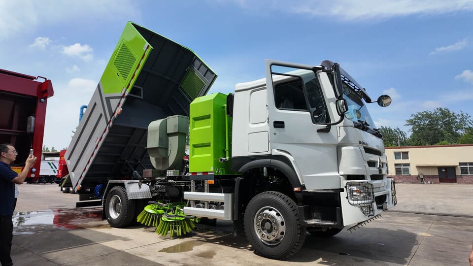 SINOTRUK HOWO 4X2 ROAD STEEPER SWEEPER CURCIMA-12 (1)