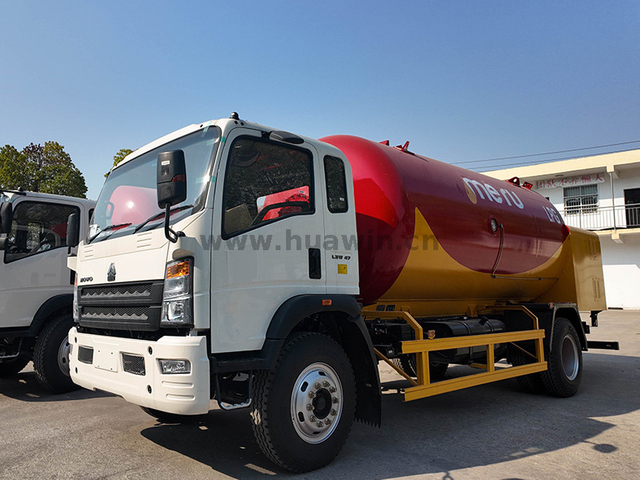 SINOTRUK HOWO 4X2 GAS TAND BOBTAL