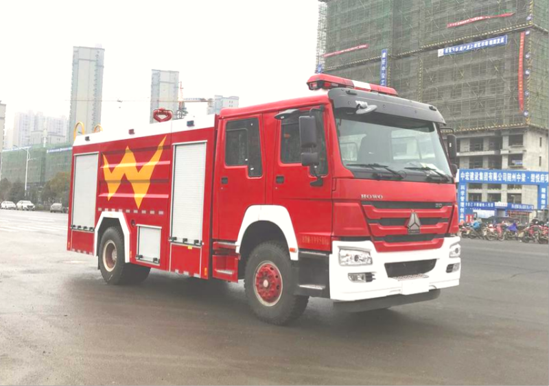 Caminhão de tanque da luta contra o incêndio do pulverizador da água de HOWO 4x2 com água 6CBM e espuma 2CBM