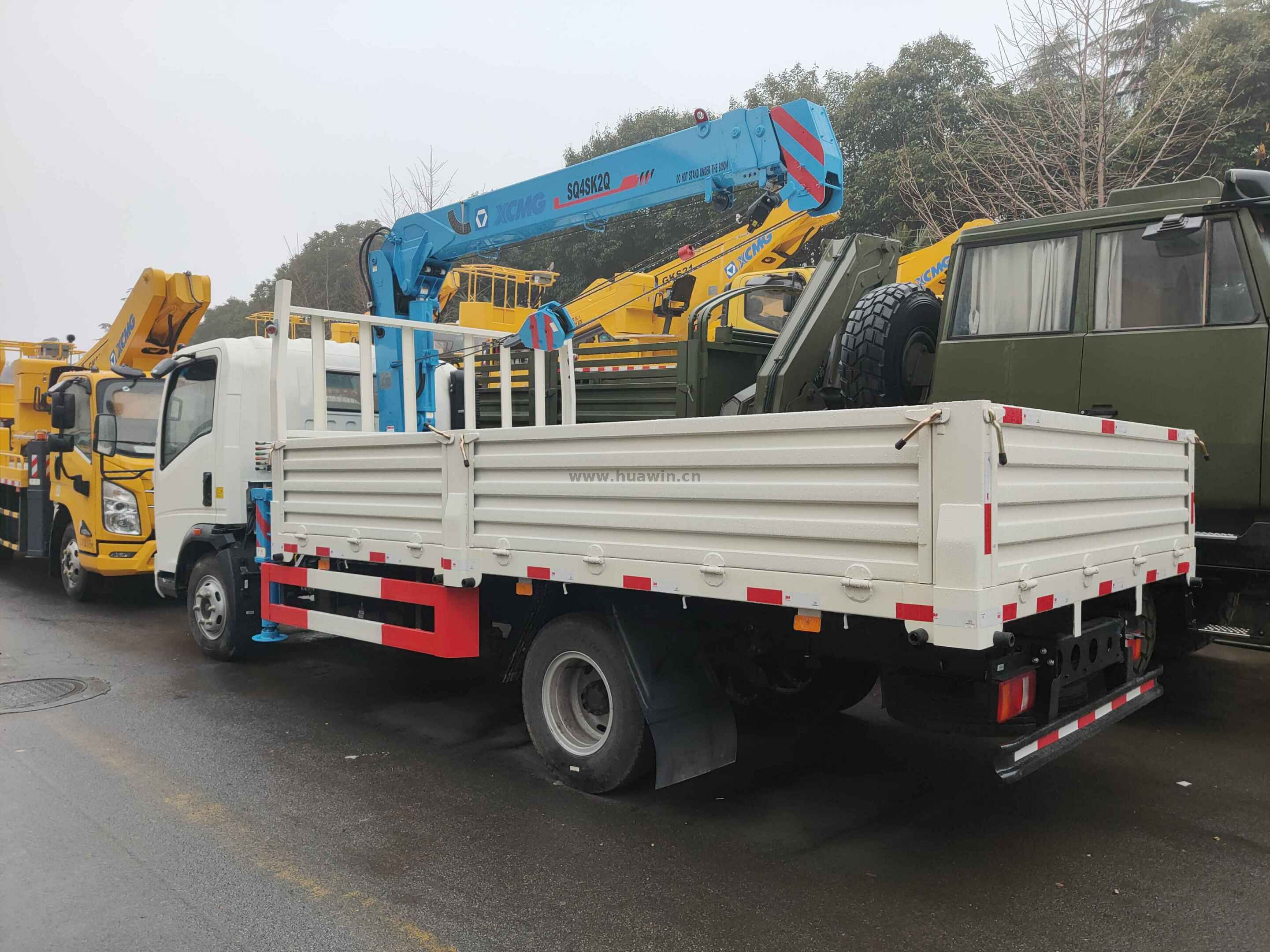 Guindaste móvel telescópico SINOTRUK de 2 toneladas com chassi de caminhão leve