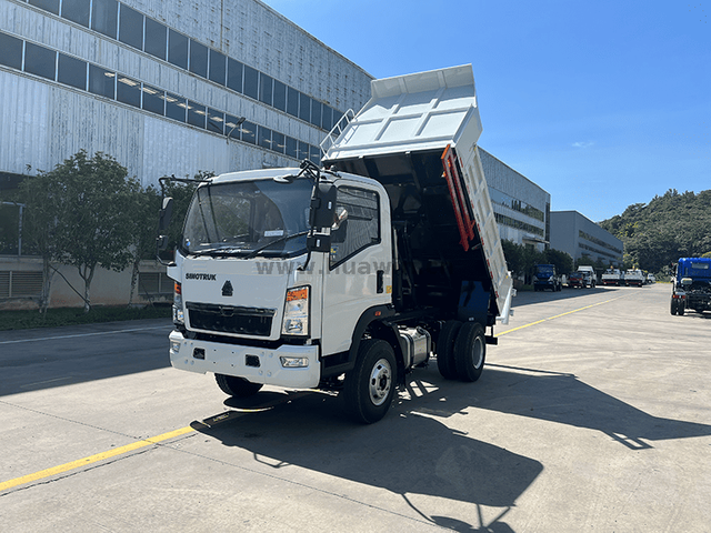 SINOTRUK HOWO 4 × 2 Caminhão de despejo leve