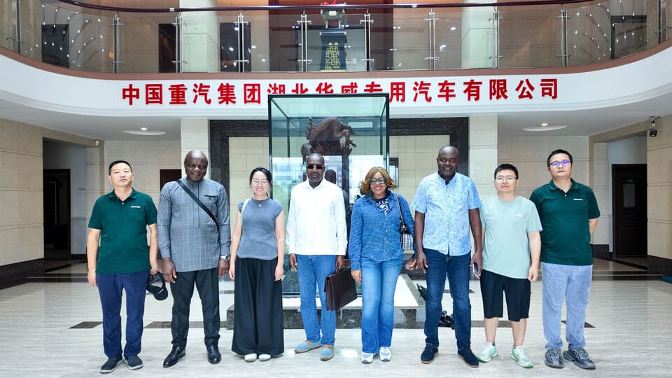 Os clientes camaroneses visitam a Hubei Huawin Special Vehicle Co., Ltd.