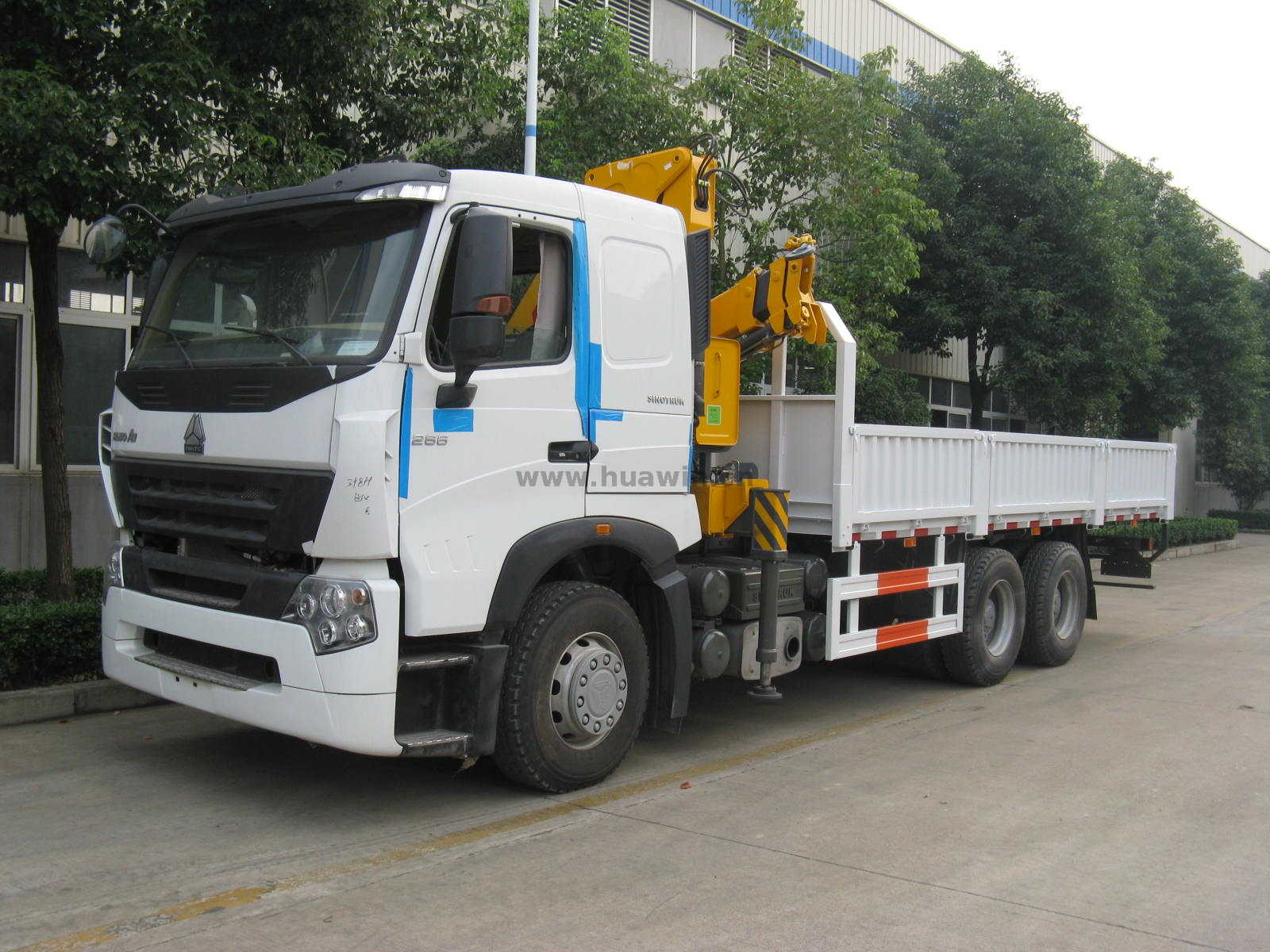 Caminhão guindaste SINOTRUK A7 6x4 - lança articulada de 10Ton XCMG