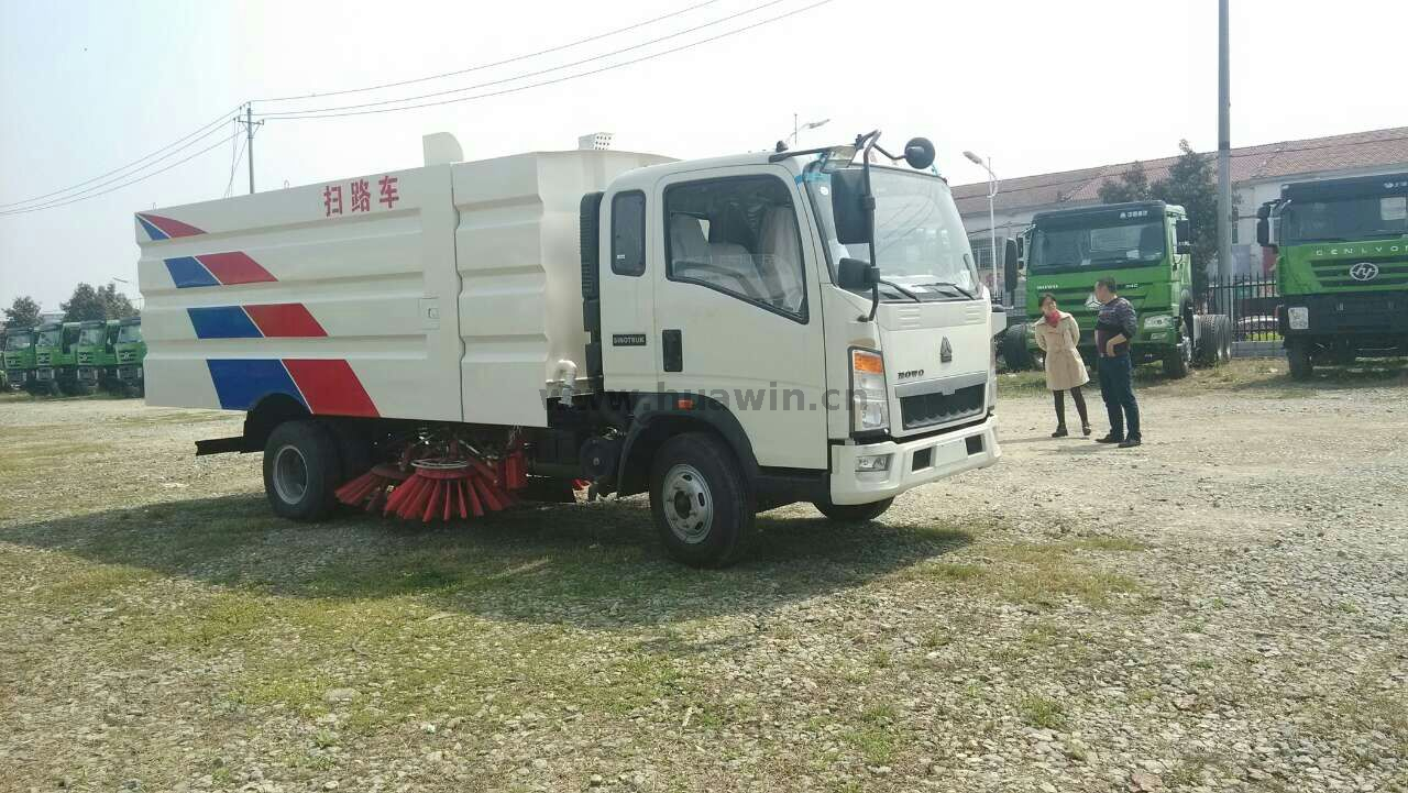 SINOTRUK HOWO 4x2 Varredora e caminhão de lavagem-6CBM